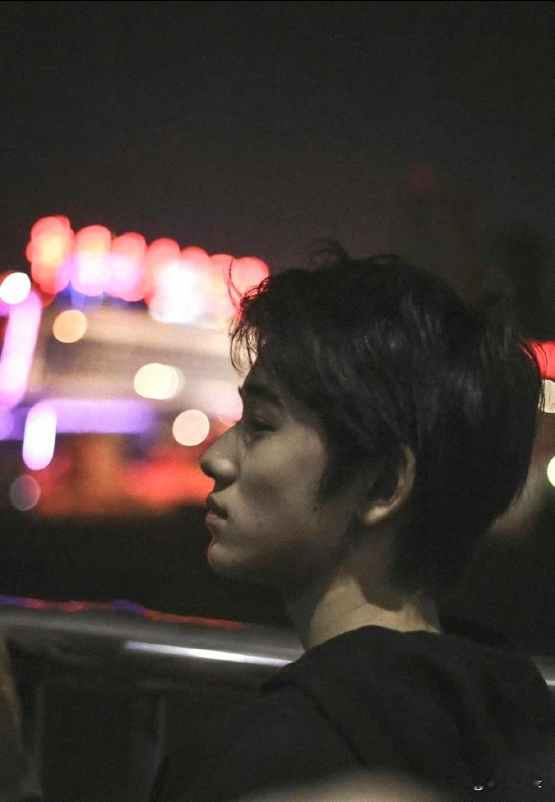很少见宋亚轩露出这表情，是不是因为夜晚氛围影响？ 他平时可不多这样，真让人好奇！