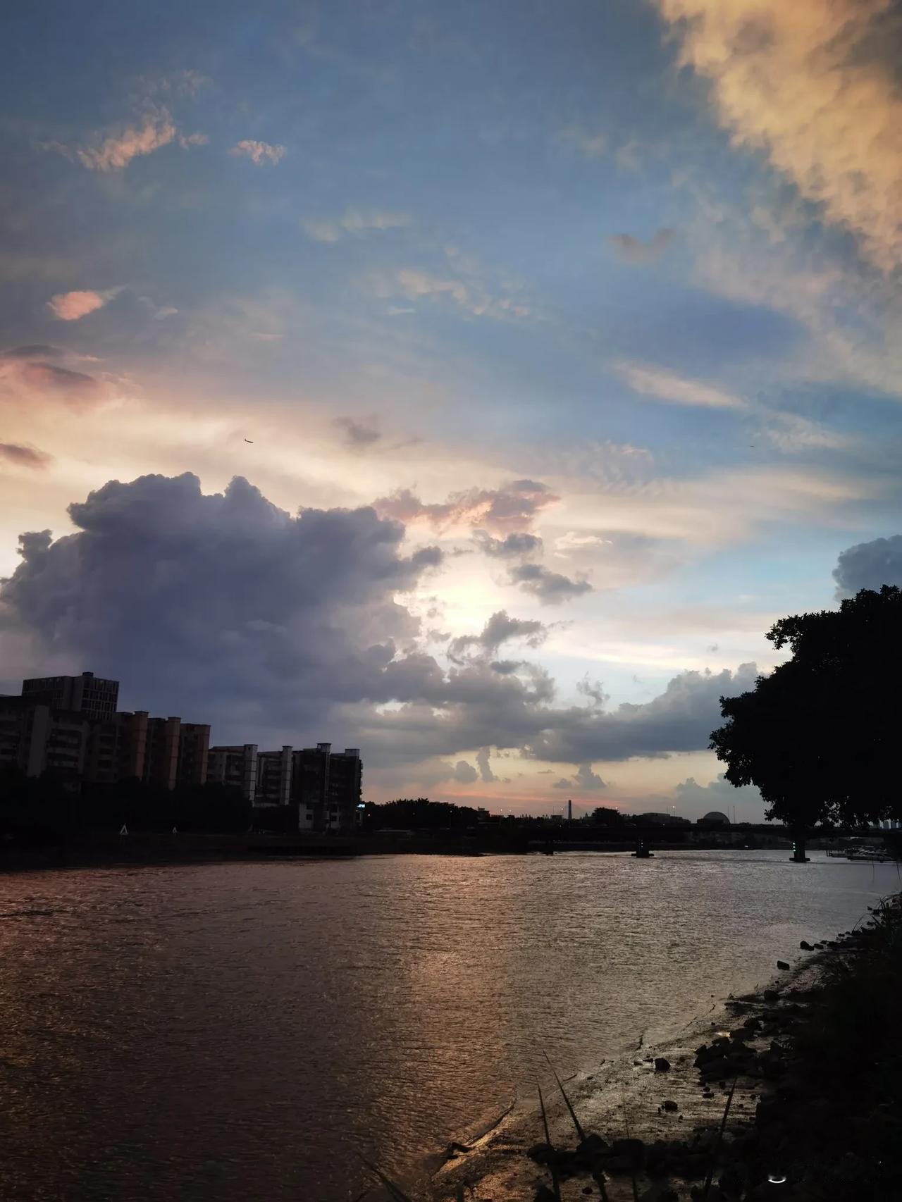 原创摄影作品分享夕阳余晖，天空如此美妙，分享给大家[比心]