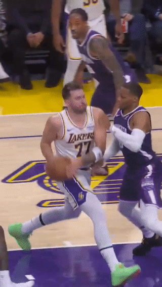 庆祝动作这一块🕺确实不太敢恭维🤣湖人战胜国王