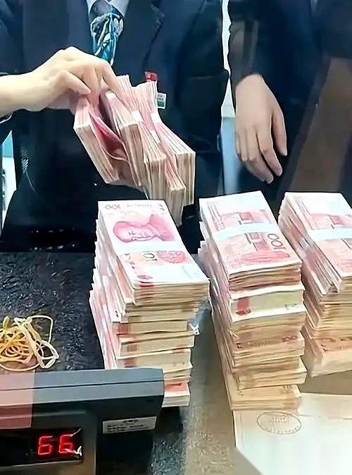 银行那张五年期的高息“饭票”，说没就没了。
手里攥着二十万现金，我对着那张新利率