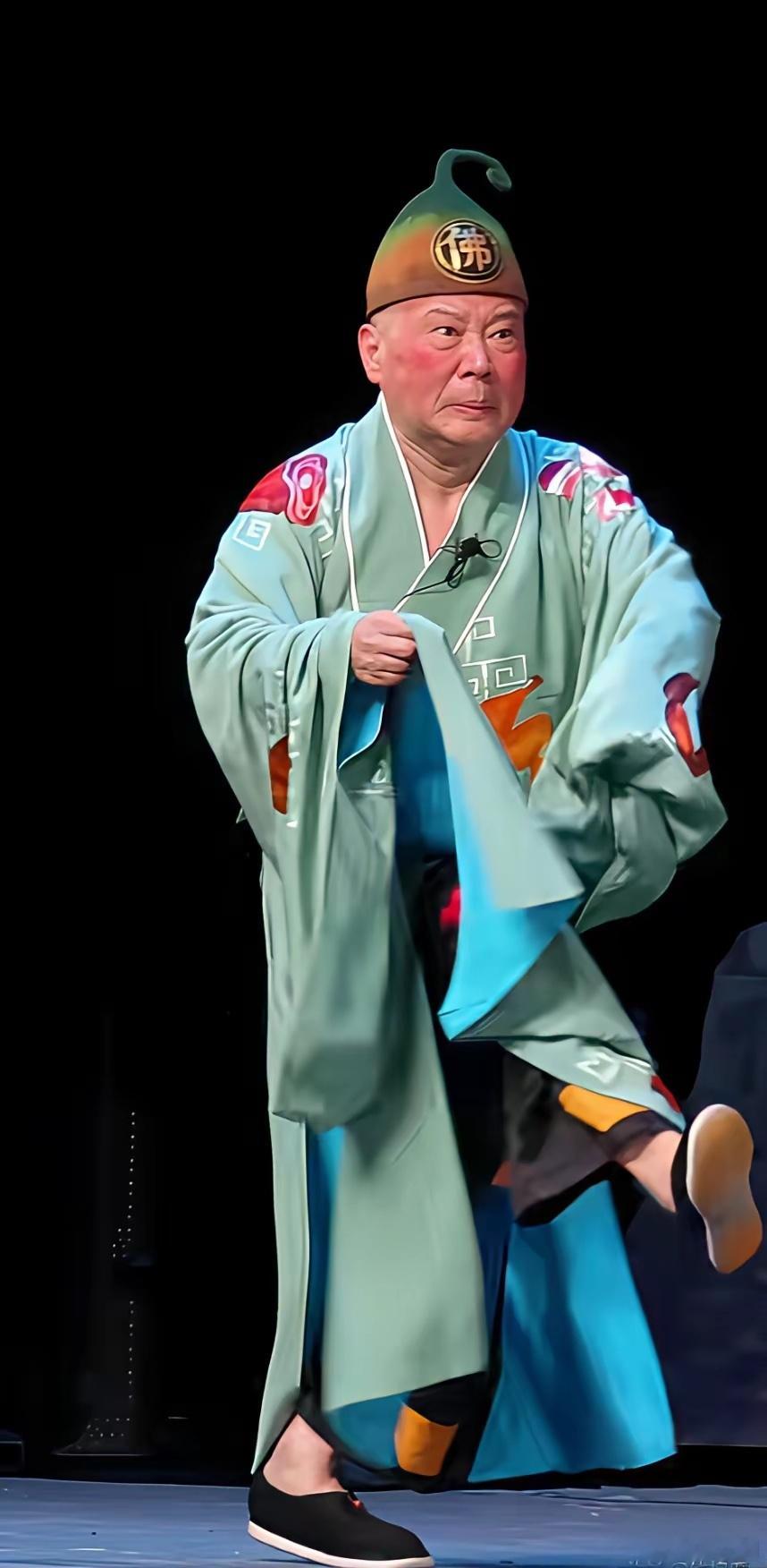 郭德纲造型郭德纲这造型真的是一言难尽，僧帽配朝珠，蒲扇搭龙袍，不僧不俗不伦不类。