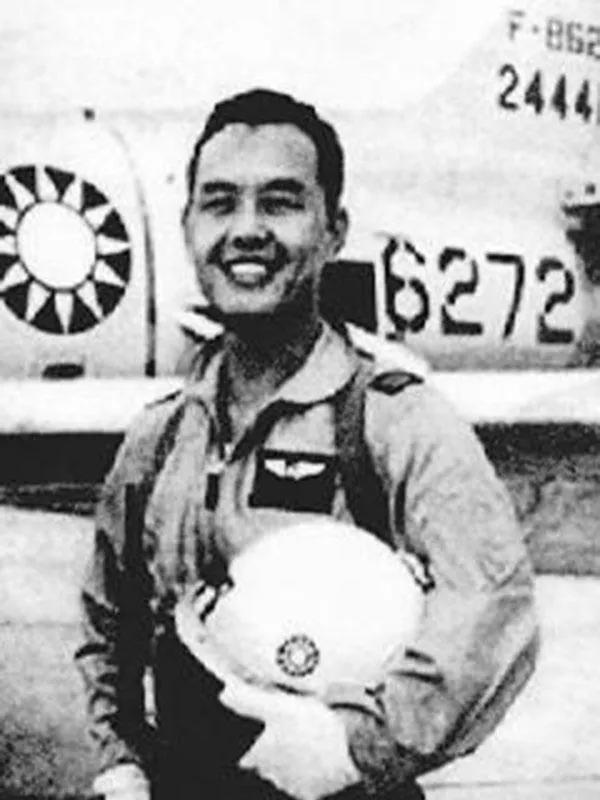 1949年8月，韦大卫在广东登上一艘军舰，他的本义是去读书，谁料上船才得知上当了