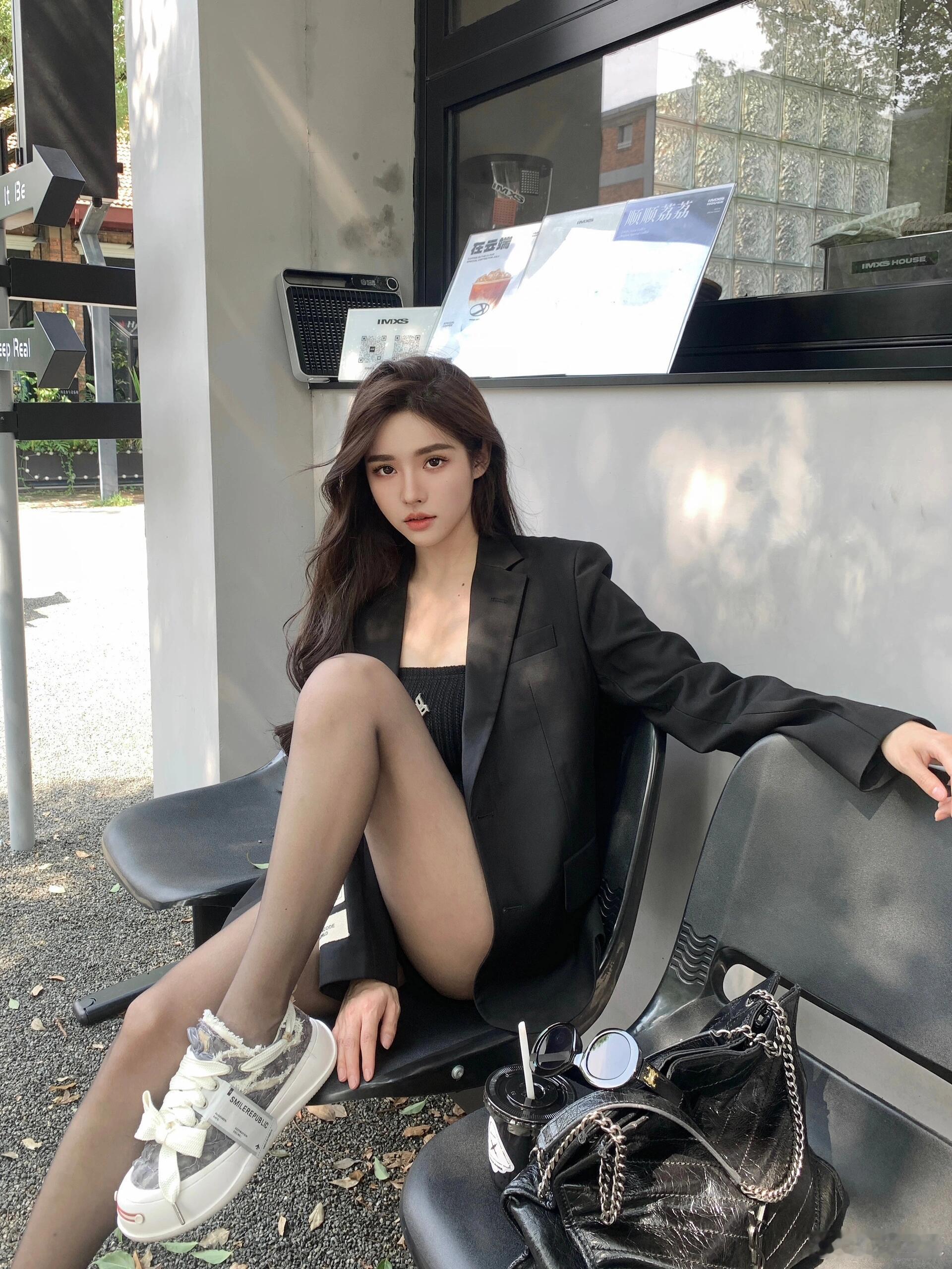 夏天的小黑西装还是很帅的，还是喜欢酷酷的御姐 ​​​