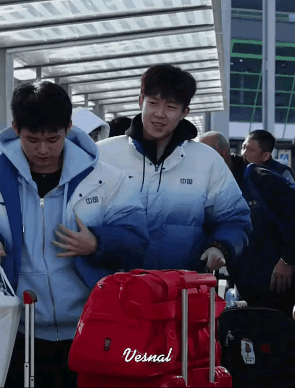 大头你怎么还有两副面孔，吓着小石头啦！[捂脸]

两个人前前后后的走着，一边走一