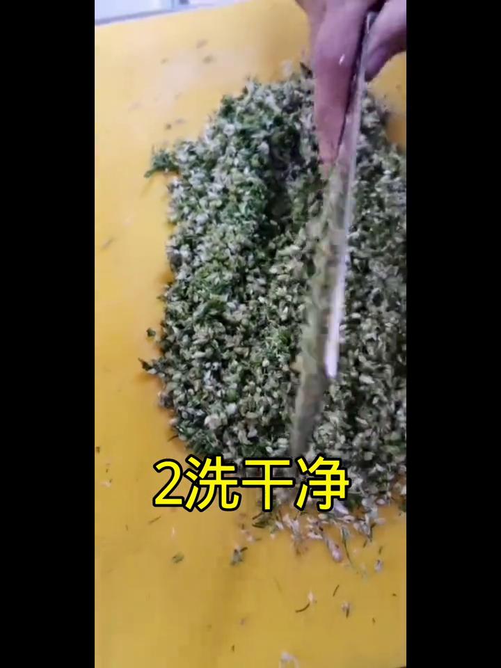 ·1、采摘韭菜花。
·2、洗干净。
·3、剁碎成泥。
·4、加盐放冰箱里。