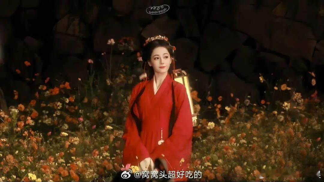 迪丽热巴新造型好美，前面的头发终于不贴头皮了 ​​​