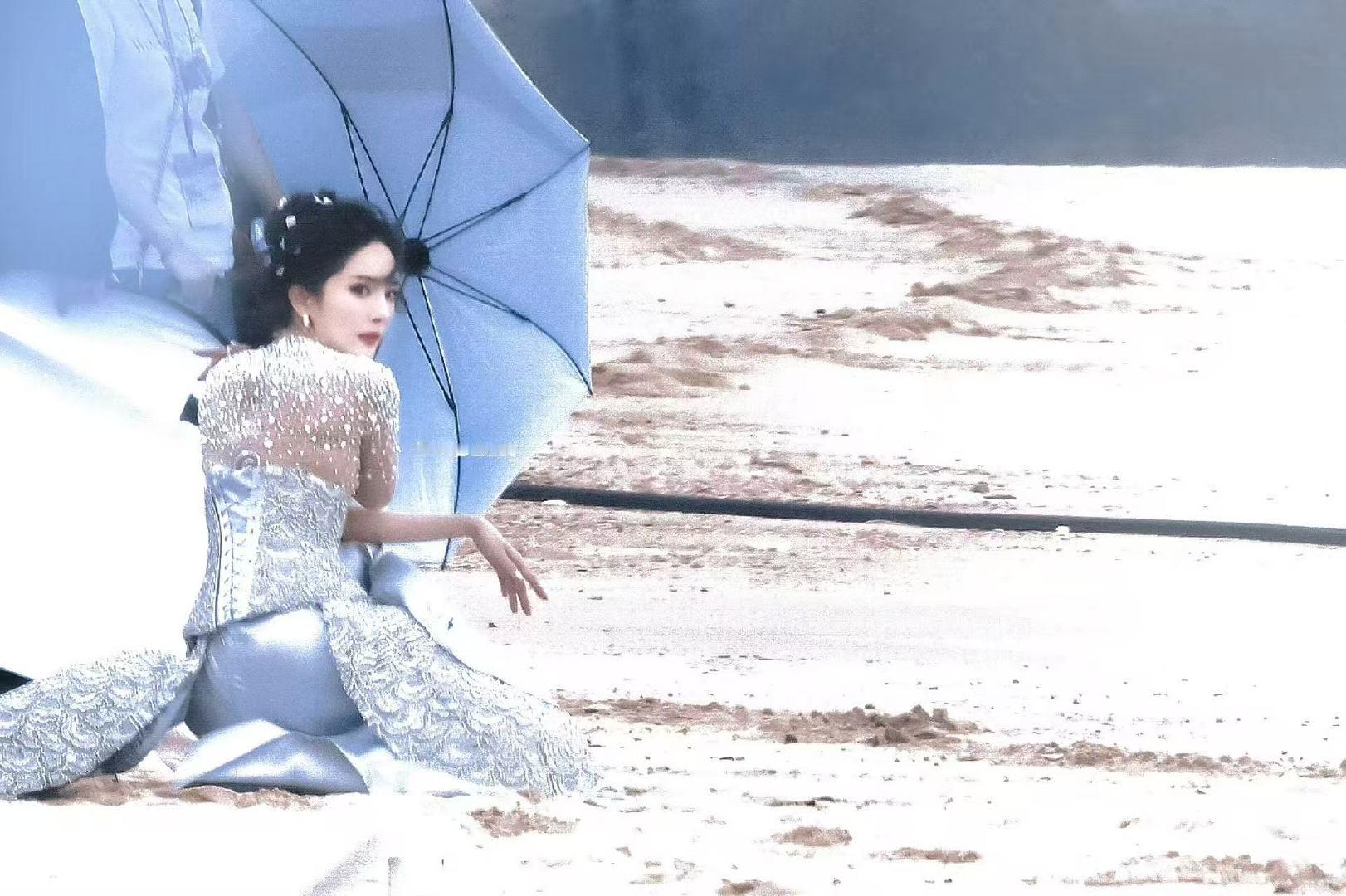 杨幂ELLE盛典造型杨幂美人鱼上岸了我去幂姐真美人鱼🧜‍♀️上岸了 ​​​