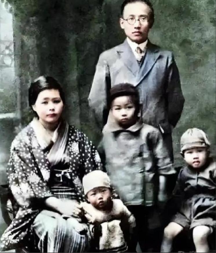 1978年，郭沫若在北京去世。最让人想不通的是，他在日本抛下的五个孩子，在佐藤富