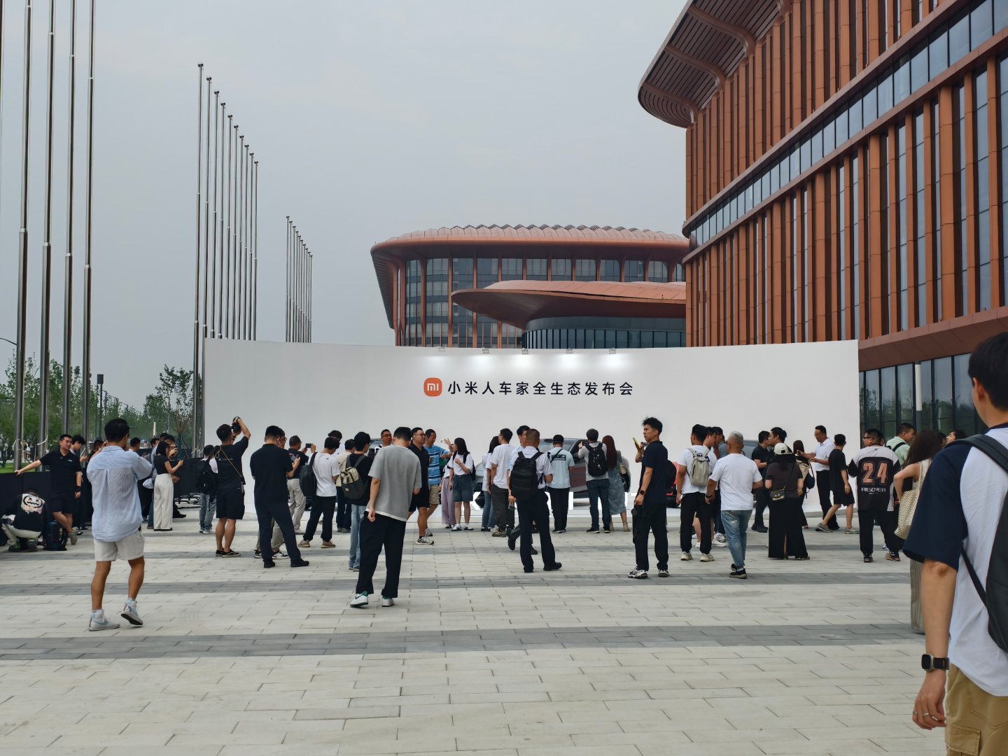 抵达小米YU7发布会现场，提前看下小米YU7真车，一如既往的亮眼吸睛。小米发布会