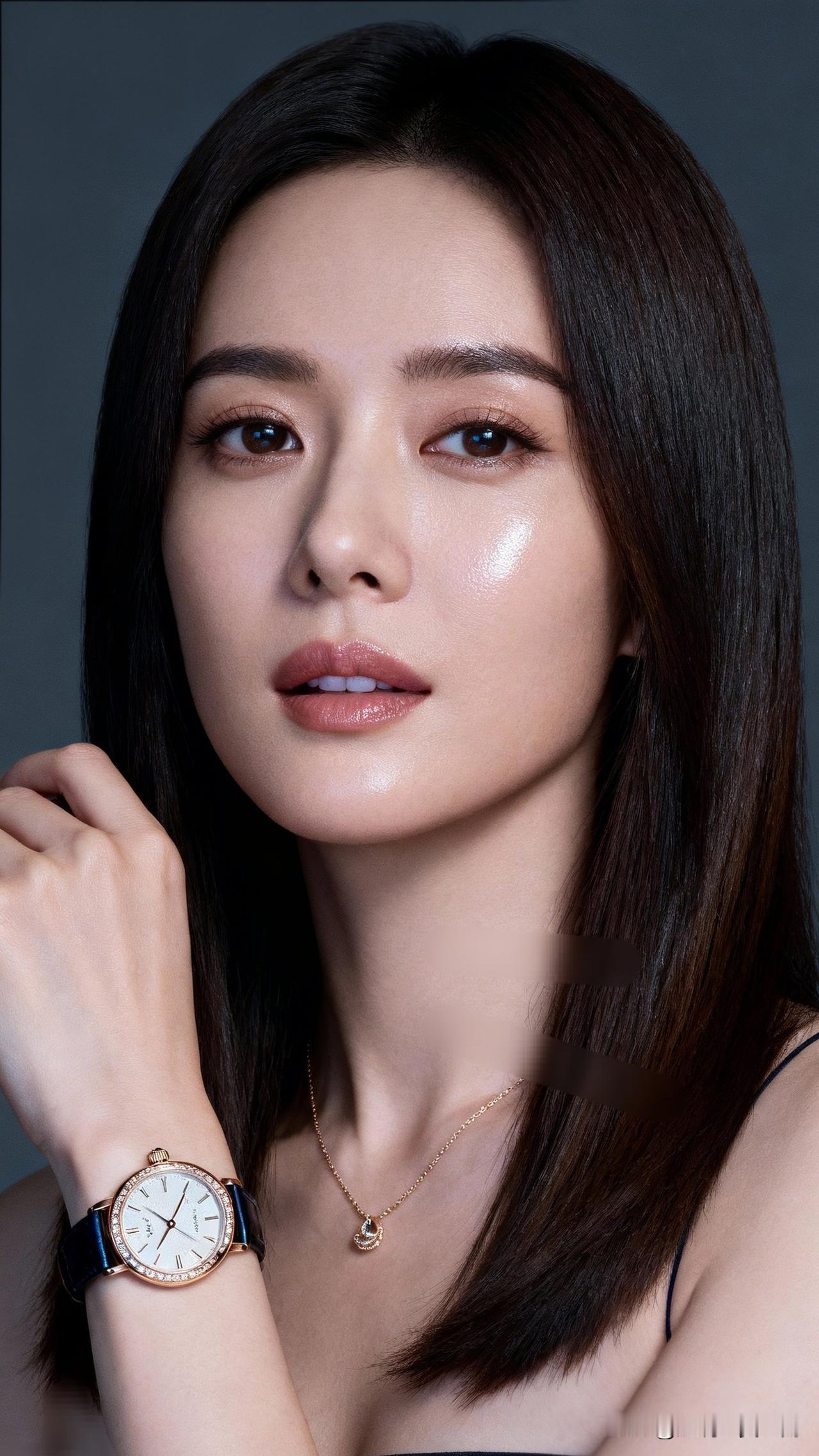 玉腕金链映，美人如画里。什么样的穿搭可以成为气质女神? 优雅气质，尽在腕间。