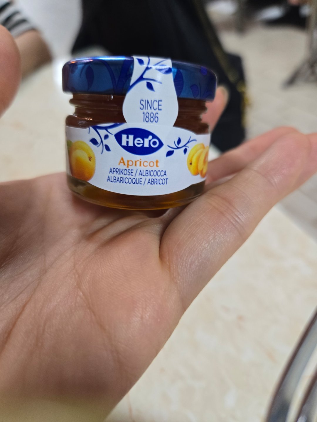 小妹妹送我的果醬她說你一定要吃喔！我會問你好不好吃的！ 