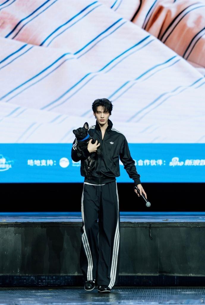 何与生日会plog何与把和粉丝合照放c位爱意和掌声在此刻相撞，何与生日会留存满满