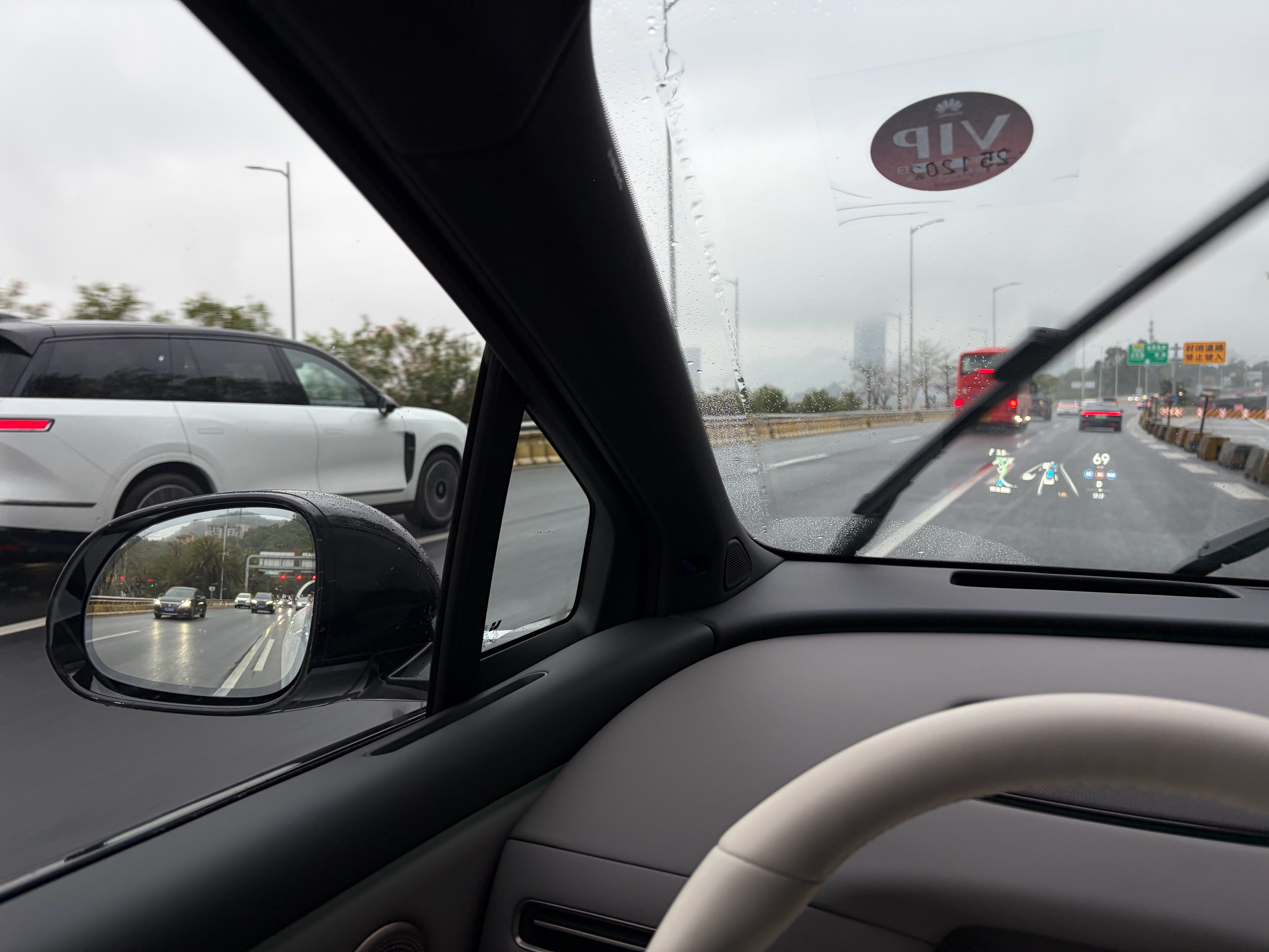 几乎是同时上高速的，我看着的ET7在车流中左右变道一顿操作，没跑几公里我现在已经