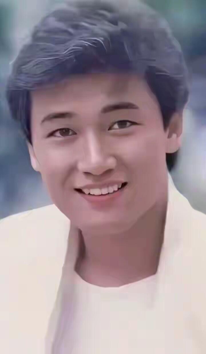 他早些年的时候是那么的帅气迷人，比严屹宽帅，比黄晓明有气质，是真正的第一帅哥。