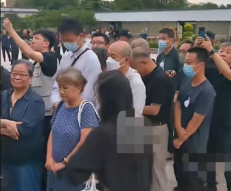 8月27日，北京八宝山殡仪馆兰厅上午7点，媒体同行、朋友、自发前来的市民排起长队