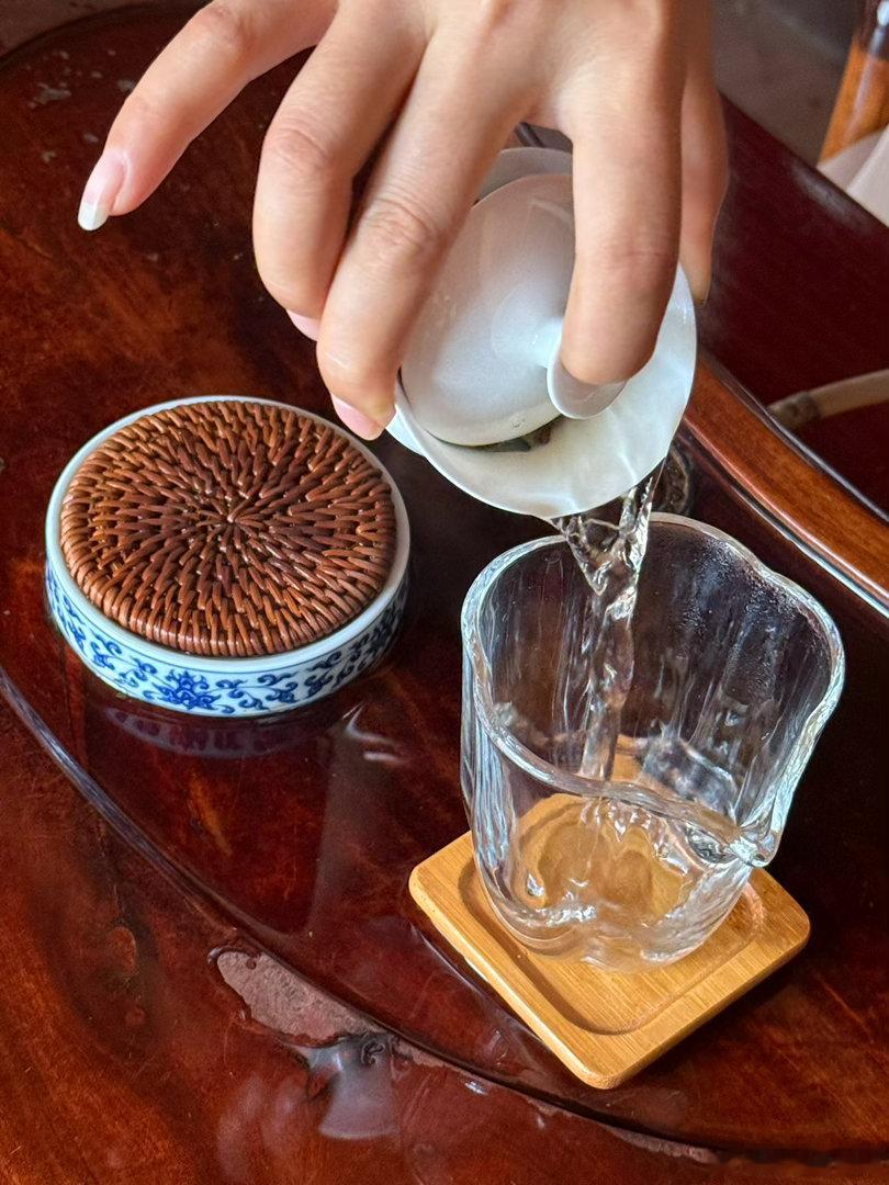 在版纳跟茶农和同行喝茶聊天，大家都在抱怨茶叶不好卖市场冷清，并主动降价请我们帮忙