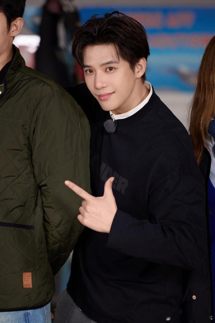 王安宇差点被自己笑声绊倒谁看完王安宇这段还不会喜欢王安宇啊，到底是什么软萌帅哥啊