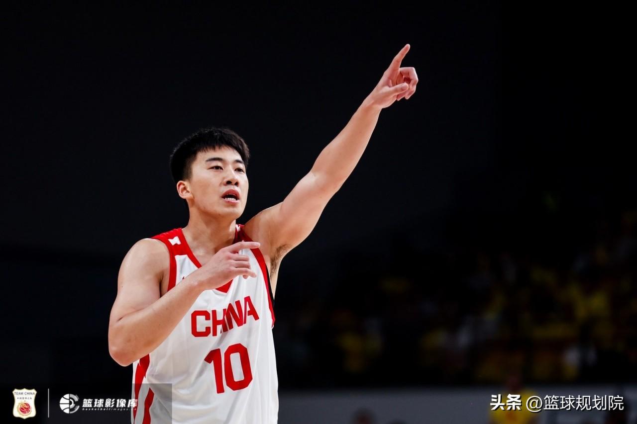 中国男篮之前是锋无力，现在锋线群都扎堆了！

之前的中国男篮大前锋这个位置一直都