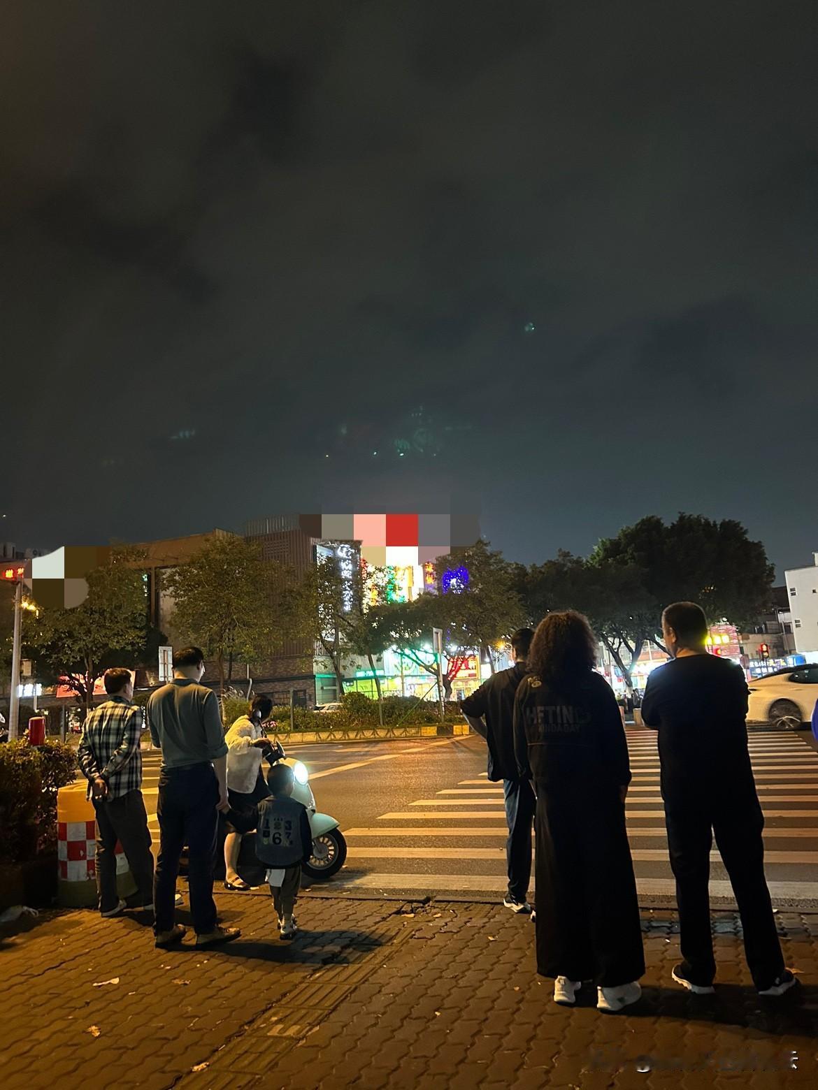 有没有发现一种奇怪现象或者是无奈现状，

就是很多工厂上班的打工人，其实可以说真