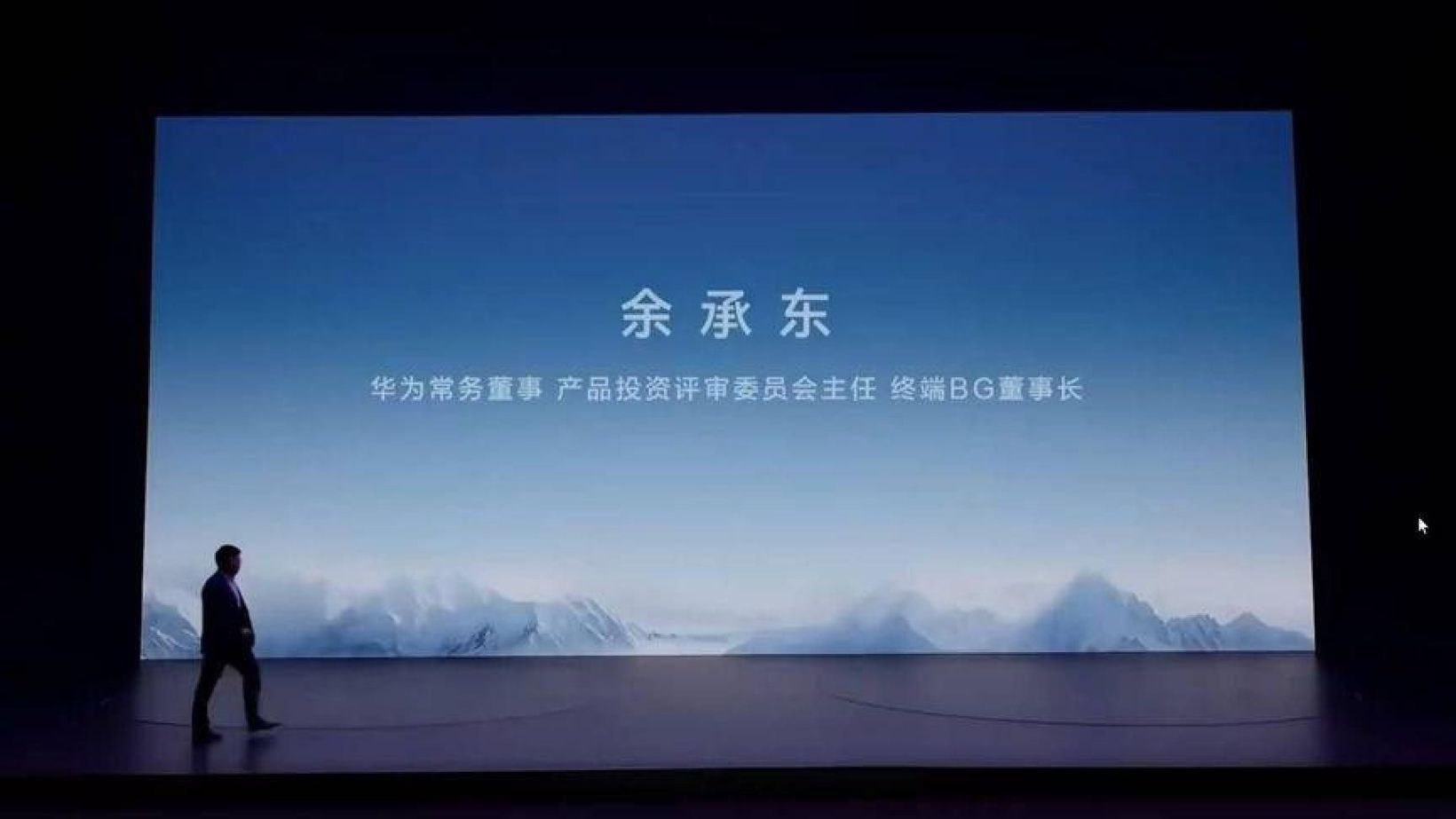 智界RX翻车，鸿蒙智行运营遭怼，问界M8还能信？