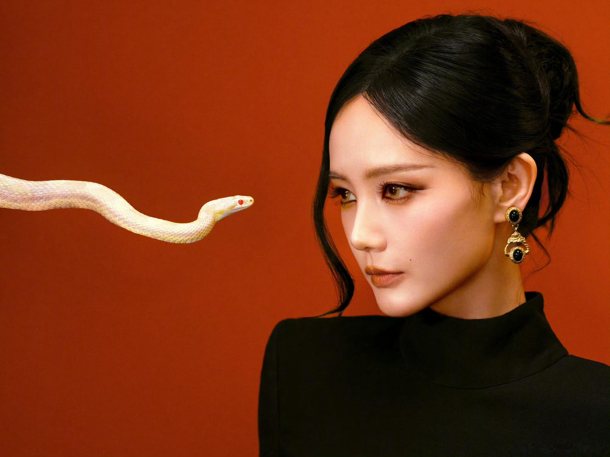 李一桐拿了真蛇李一桐好蛇一女的 救命，李一桐手里真的挽着一条白蛇，搭配这身黑裙，