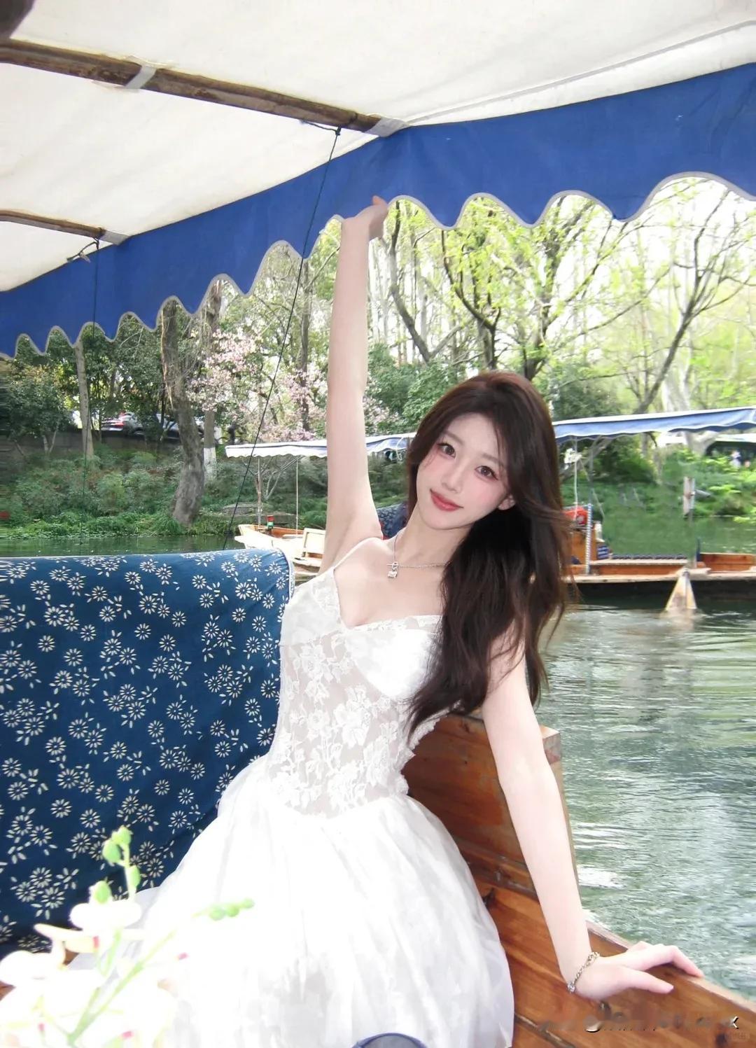 西湖边的手摇船好酥服～