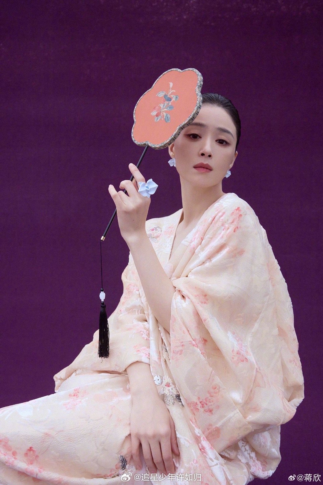 蒋欣一句话跟黄明昊和好 从"阿姨"到"帅弟弟"，蒋欣的态度转变只需要一张黄明昊的