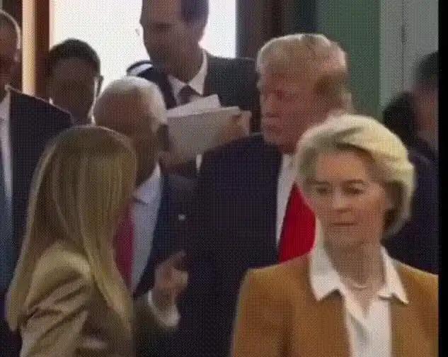 梅洛尼总理也太过分了，从现场视频可以看出，连老练的冯德莱恩都知趣地从特朗普身边走