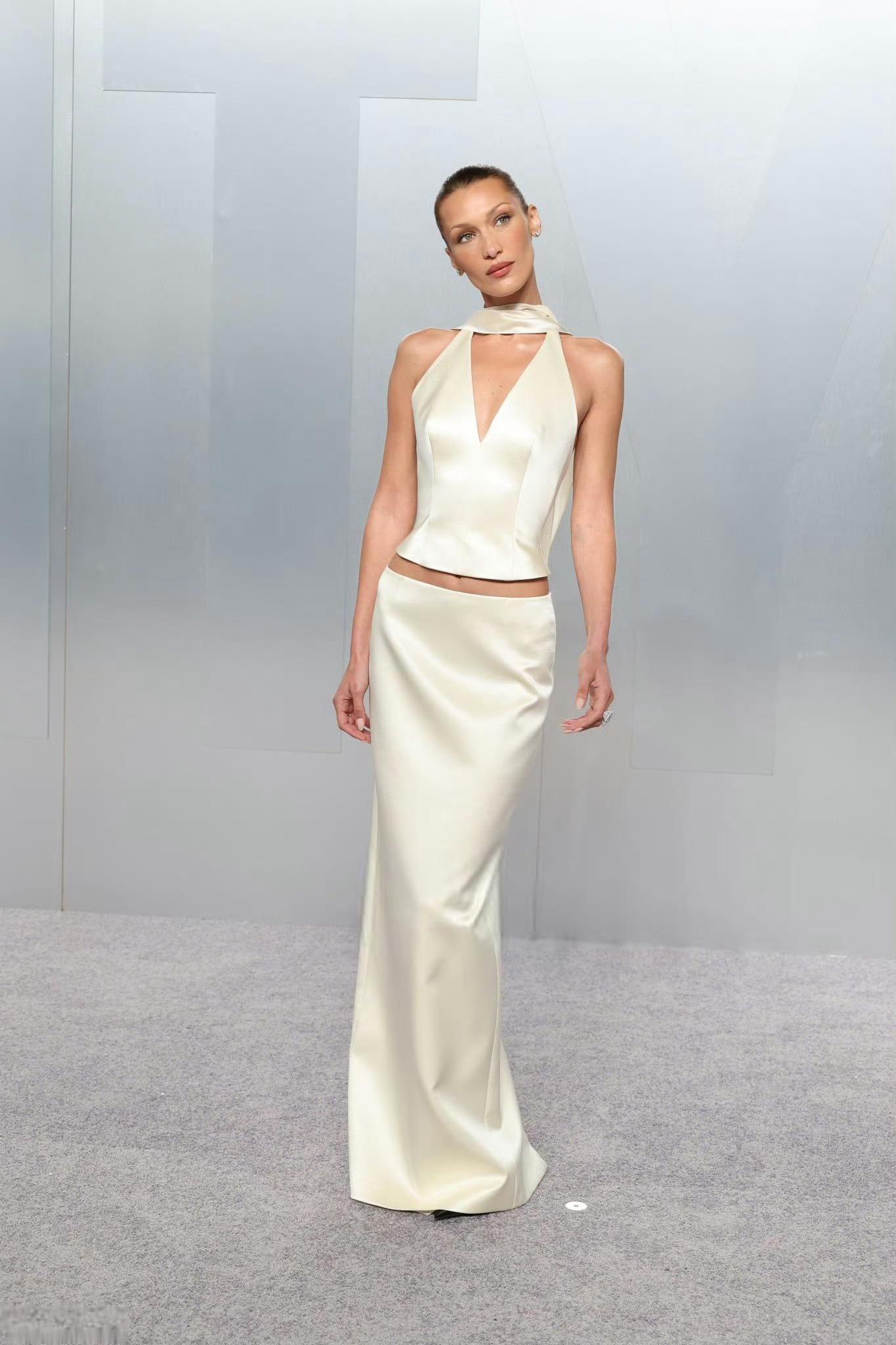 Bella HadidPrada特别定制2026 Vanity Fair奥斯卡派