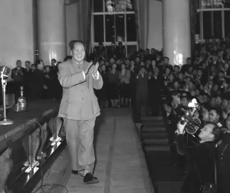 毛主席晚年始终忧心党和国家变色，他多次提醒身边同志：我们这代老一辈革命者不在之后