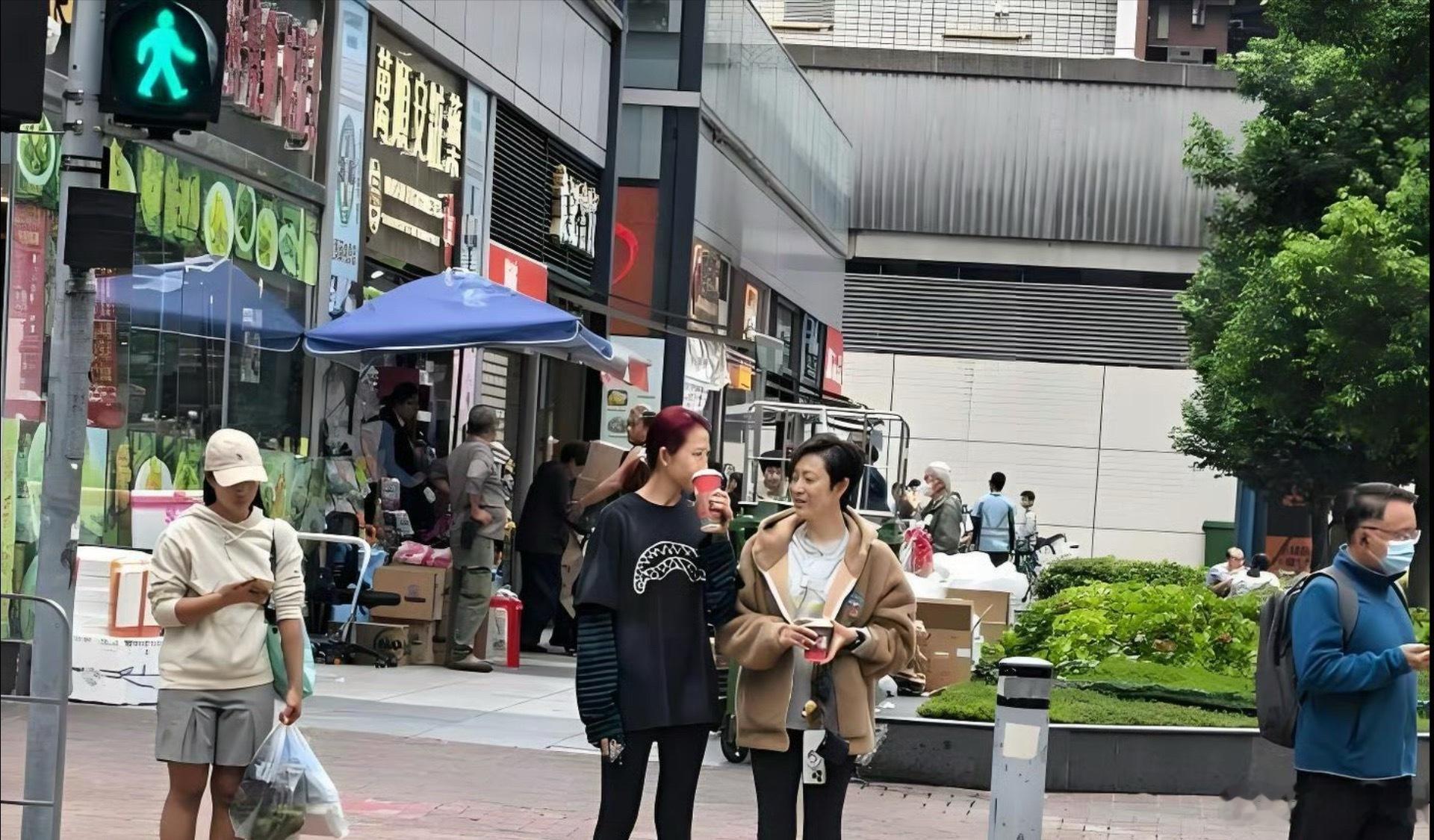 香港的路人都不追星吗？竟然没人要签名 