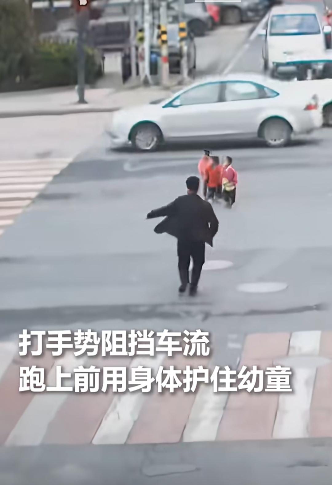 晚高峰的十字路口，汽车喇叭声、电动车的嗡鸣交织成一张密不透风的网。就在这喧嚣的中