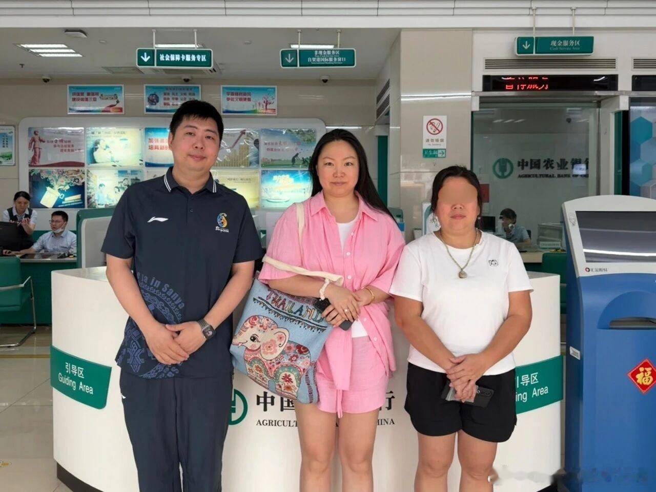 外籍游客三亚旅游15元误付1.5万在三亚亚沙会现场，被这家夜市商户的诚信暖到了！