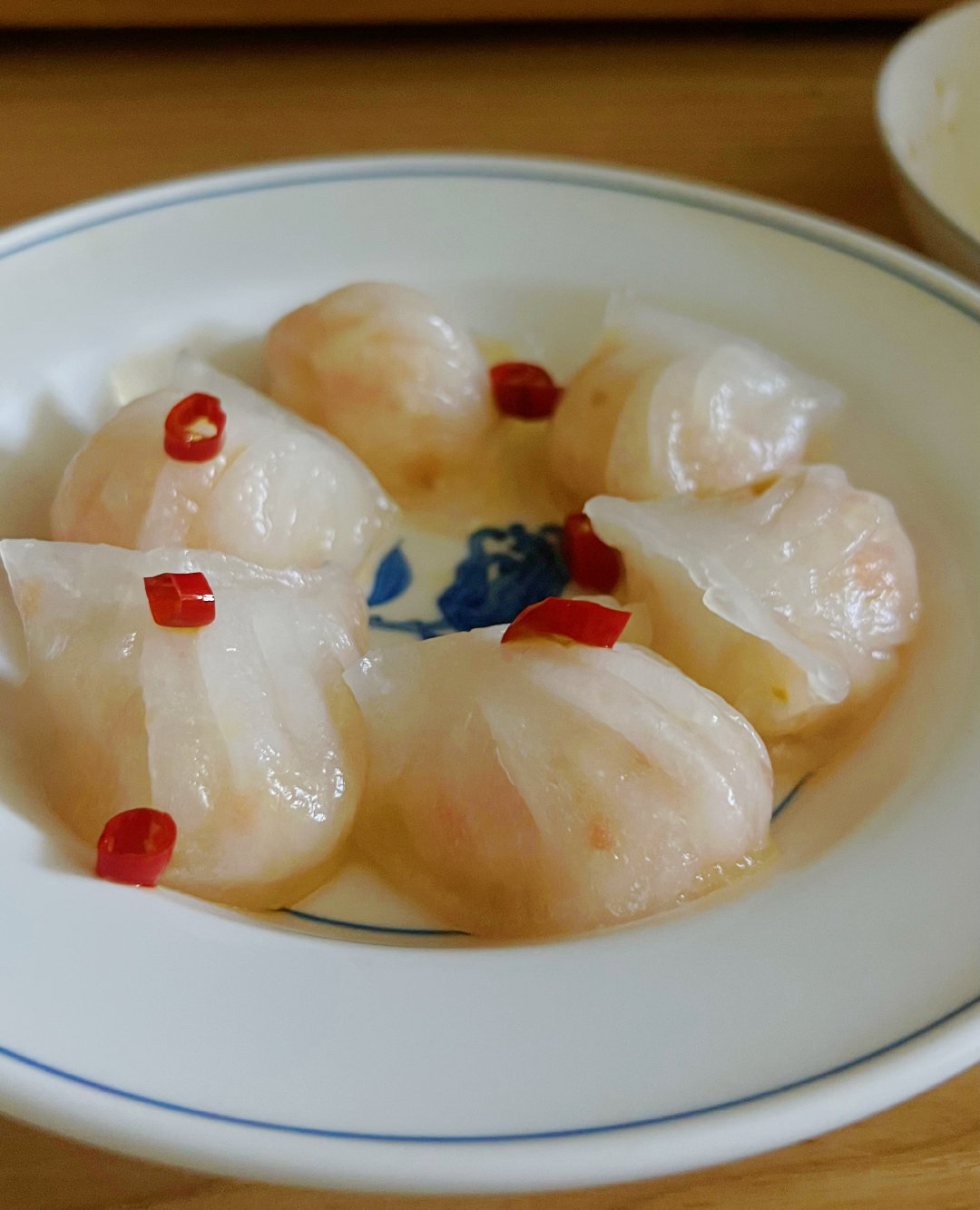 叮咚的虾饺蛮好吃的，就是每次蒸完都会想到李碧华的《饺子》，晶莹剔透里面的一点粉红