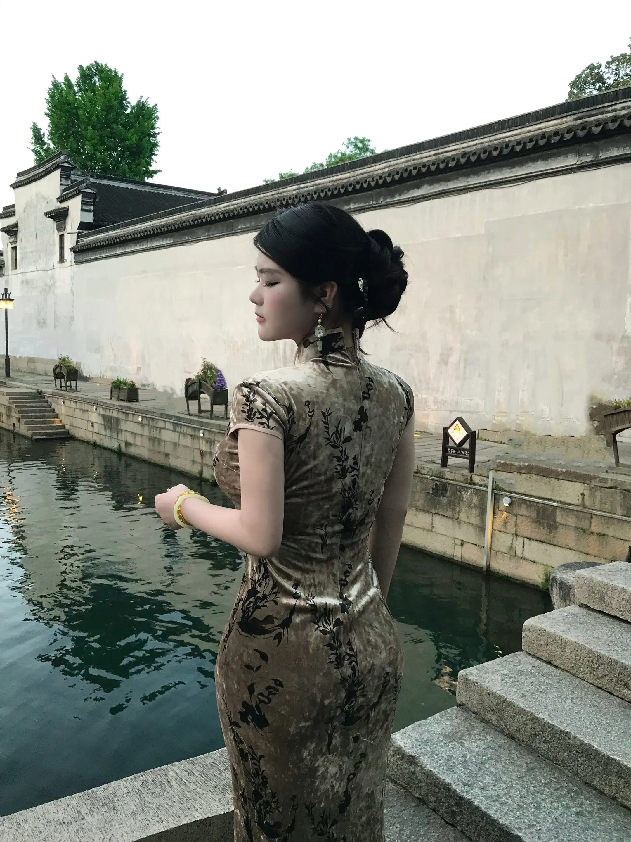 你撑把小纸伞 叹姻缘太婉转