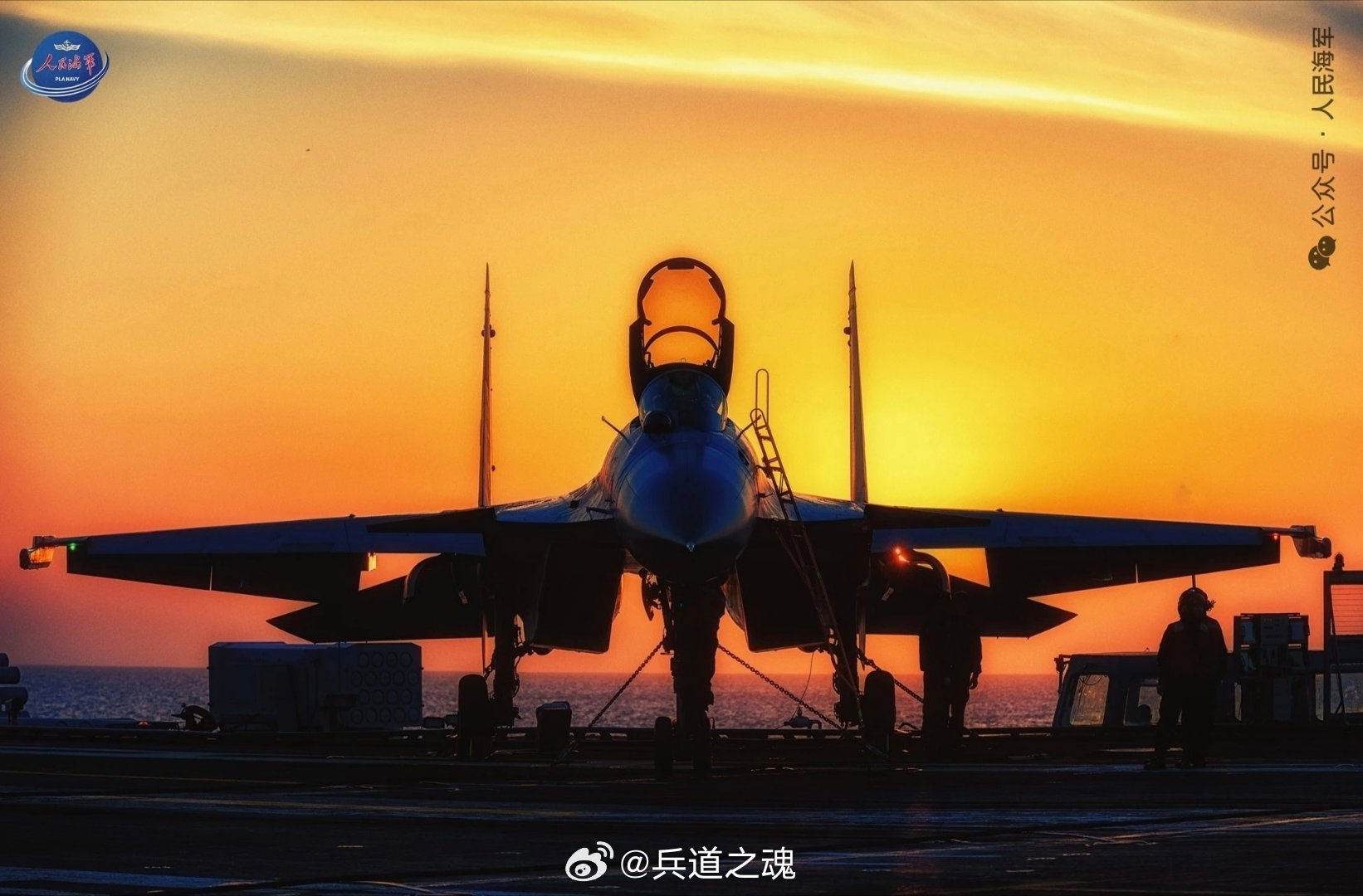 航母舰载机与晚霞绝美同框航母邂逅晚霞、战机直冲云霄、甲板的余温还未散去，晚霞映红