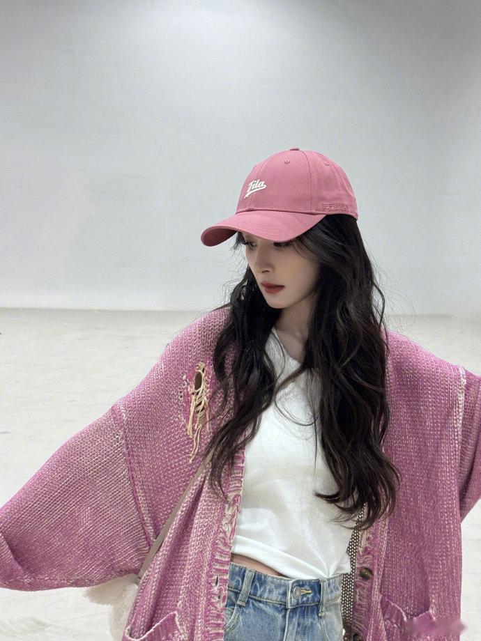 听杨幂说话有种治愈的感觉 杨幂说话时那种不经意间的甜软和松弛感，真的能让人瞬间卸