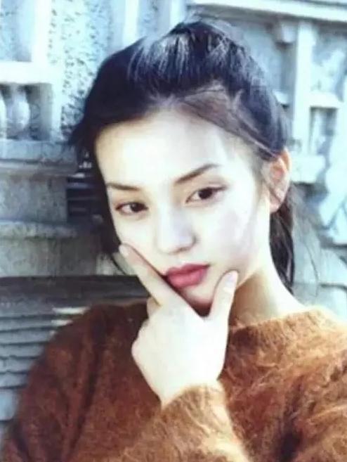 还记得那个古灵精怪的小燕子吗？她曾是无数人心中的女神，凭借《还珠格格》红遍大江南