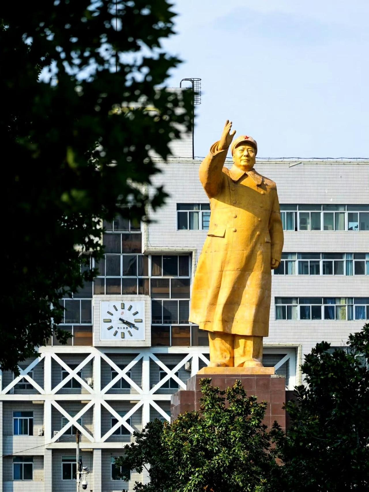 记住毛主席的话：帝国主义亡我之心不死！

美帝国主义的话，任何时候都不可以相信！