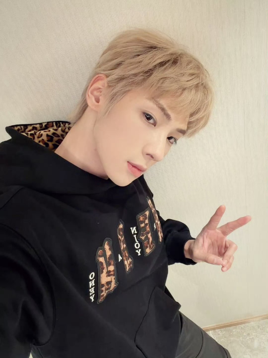 颜安染头发了颜安顶着这头黄毛去音乐节，简直就是行走的发光体！帅到犯规了 ​​​