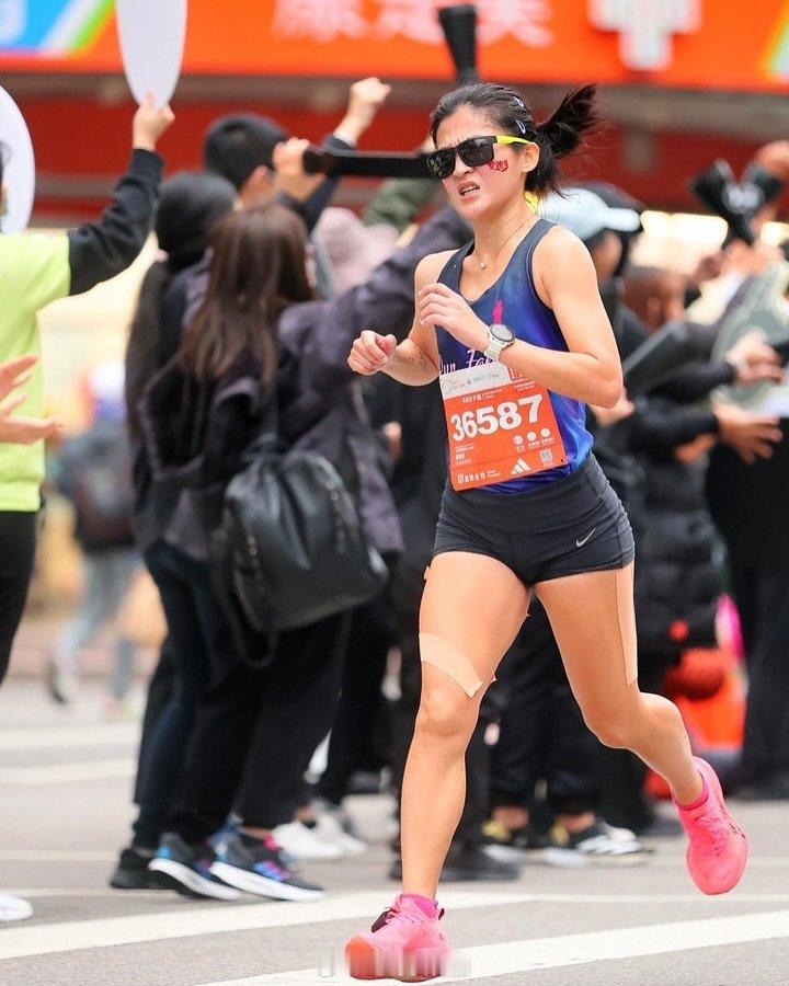 台湾女子长跑精英选手、“萌少女”陈雅芬以1:22:57完赛2024台北马拉松的半