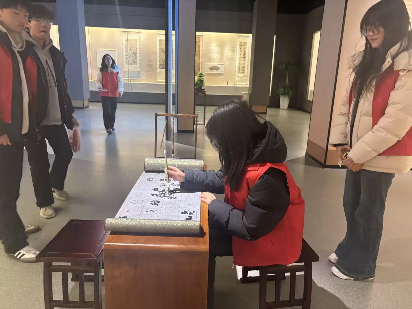 秦岭笑谈大学生寒假社会实践科技传承书法文化【走进济南市博物馆 在AR光影中触摸千