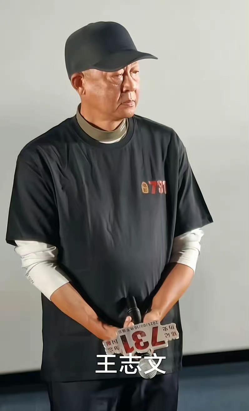 我终于知道为什么王志文59岁久未拍电影，却依然被观众称作“老艺术家”。
客厅里的