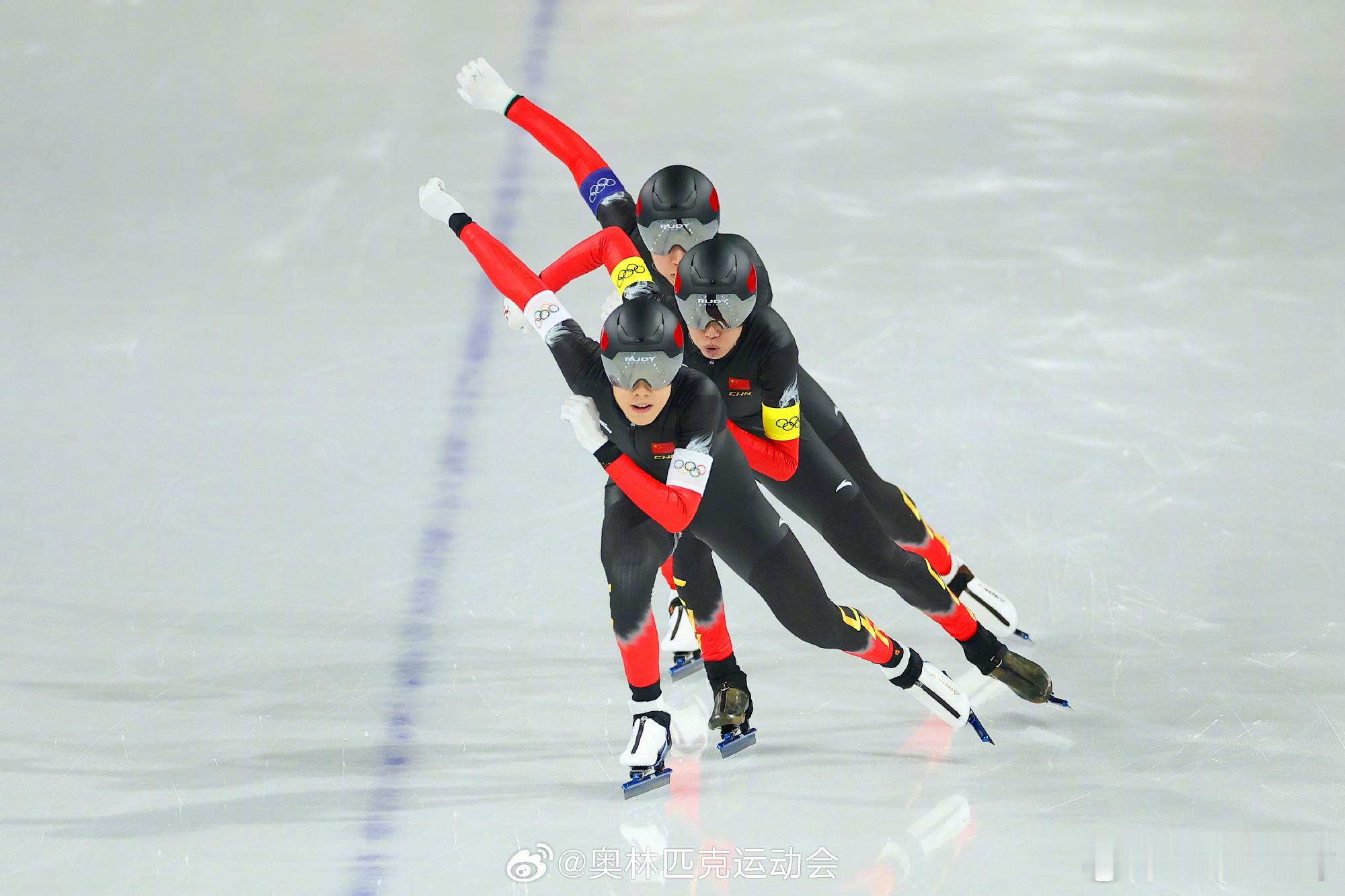 冬奥会时尚图鉴 ｜冬奥观赛团 中国速滑男团晋级米兰冬奥半决赛，2026米兰-科尔