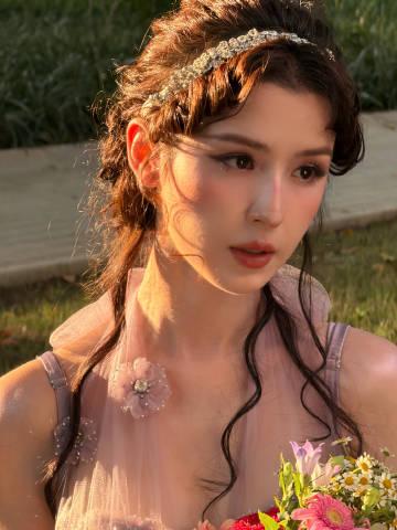 哈妮克孜这组婚庆风格大片真的太美了，宛如从画中走出的仙子，阳光下的她明媚又温柔！