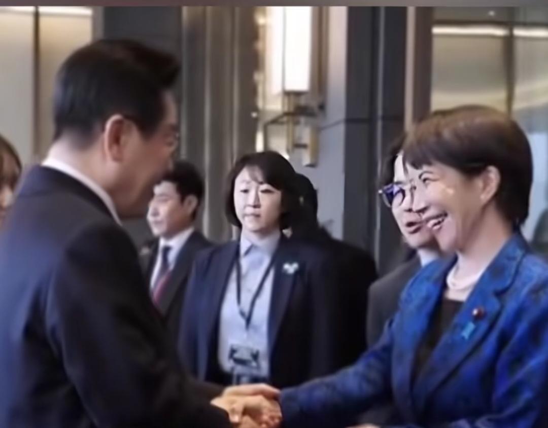 日本《朝日新闻》记者佐滕章发文批高市早苗，说她目光短浅。
    这是在李在明总