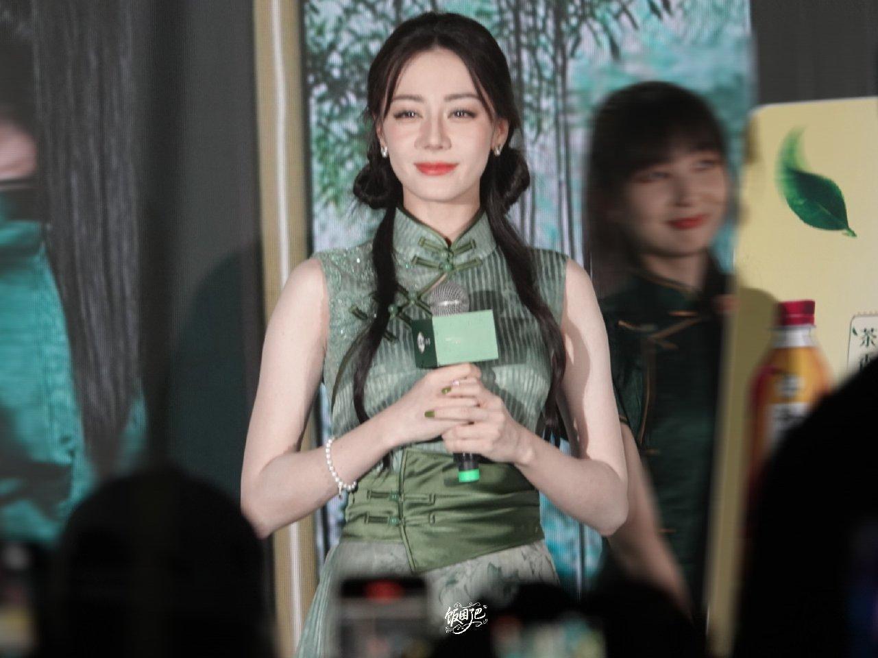 晚安宝宝[抱一抱][抱一抱]迪丽热巴直播 ​​​