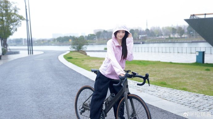 主持人松琪分享骑行照片：今天有氧日，直接骑行