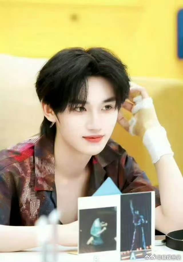丁程鑫见到王俊凯一秒坐直你好星期六谁能拒绝凯鑫的氛围感！丁程鑫见到王俊凯迅速端正
