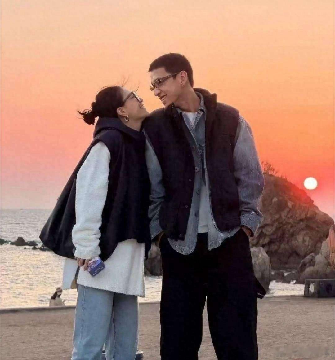 李嘉格男友晒照李嘉格与小男友同框撒糖！对镜自拍超般配，生日仅差一天，从冰岛拥吻到